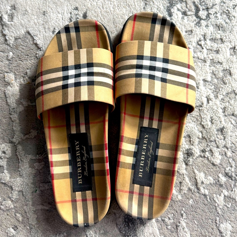 Vintage Burberry Slides. 💫